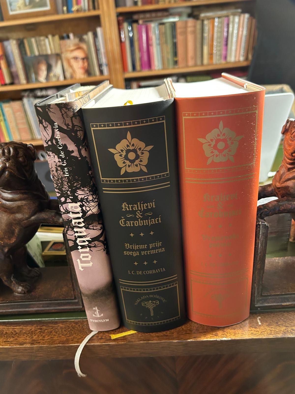 Knjige Iris Cecilije de Corbavia u kućnoj biblioteci